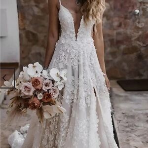 Stunning V-neck Lace Pearl Appliqué Wedding/prom  Dress. Size 0